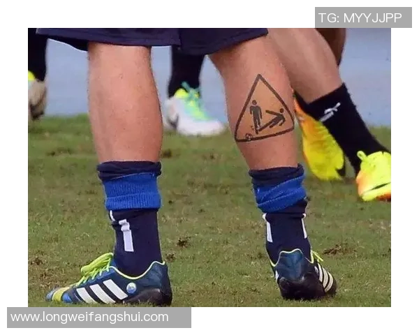 耳后笑脸纹身的足球明星展现个性与魅力的独特风采