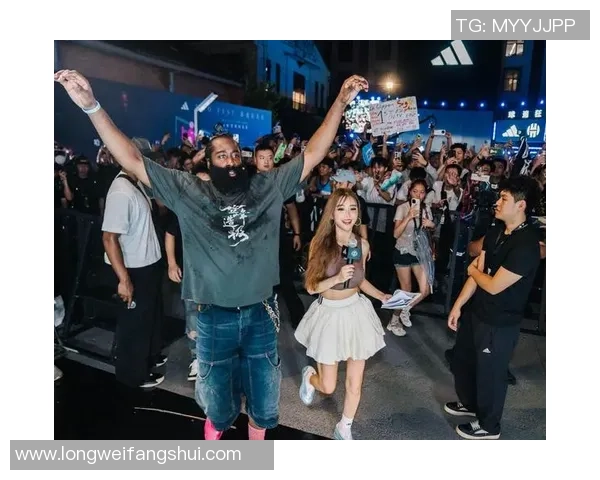 外国街头足球明星挑战赛引发热潮球迷热情参与展现技巧与魅力